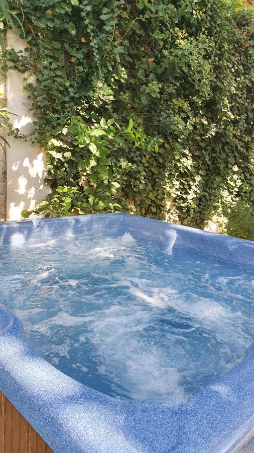Le 4 Feuilles En.Camargue Hotel Bernis Luaran gambar