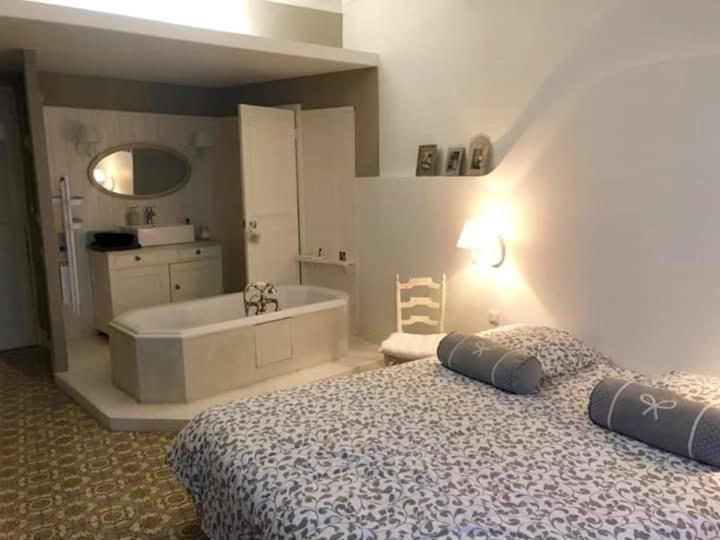 Le 4 Feuilles En.Camargue Hotel Bernis Luaran gambar